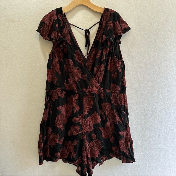 Torrid Plus Size 2 Black Red Floral Gauze Tie Back V Neck Shorts Romper 18-20 - Picture 5 of 11